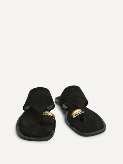 Contain Black Toe Ring Flat Sandals