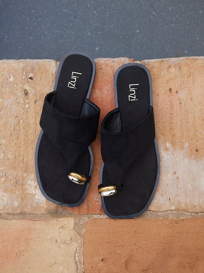 Contain Black Toe Ring Flat Sandals